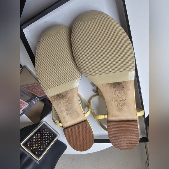 Chanel Beautiful CC Pearl Patent Leather Sandals! - Picture 15 of 16